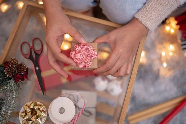 Mujer Con Regalo Regalo Para Fiesta Navidad Año Nuevo Casa —  Fotos de Stock