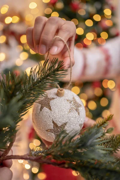 Vrouw Met Cadeau Cadeau Voor Kerstmis Nieuwjaar Feest Thuis Stockfoto