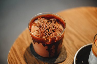 Masanın üzerine bir bardak buzlu kakao koy.. 