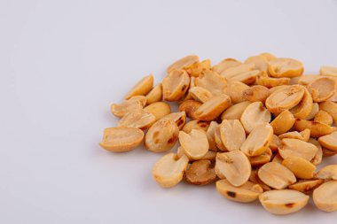 Kazık kızarmış ve tuzlu fıstık izole üzerinde beyaz arka plan, üstten görünüm 