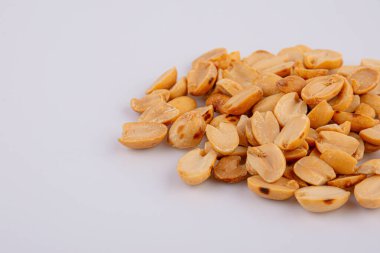 Kazık kızarmış ve tuzlu fıstık izole üzerinde beyaz arka plan, üstten görünüm 