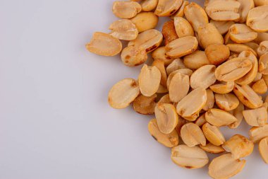 Kazık kızarmış ve tuzlu fıstık izole üzerinde beyaz arka plan, üstten görünüm 