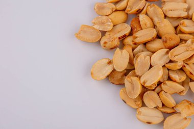 Kazık kızarmış ve tuzlu fıstık izole üzerinde beyaz arka plan, üstten görünüm 