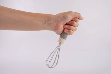 Beyaz arkaplanda el ele tutuşan çırpılmış yumurta