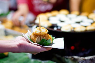 Tatlı ve tuzlu Hindistan cevizi-pirinç ızgara peynir ekmek, Hindistan cevizi pirinç keki, Asya tatlı, Tayland, Tayland, Luang Prabang, Laos