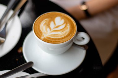 Latte sanatı ile sıcak kahve latte üst görünümü