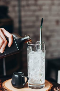 Kahve demliğinden bardağa su dökme işlemi