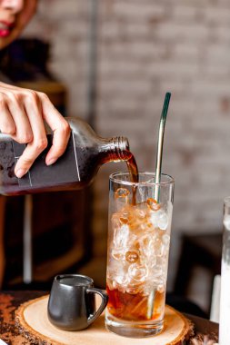 Kahve demliğinden bardağa su dökme işlemi