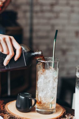 Kahve demliğinden bardağa su dökme işlemi