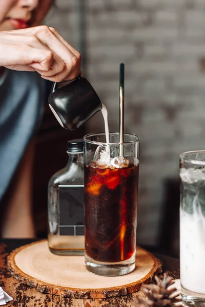 Buzlu uzun bir bardak soğuk bira kahve kremalı üzerine dökülür