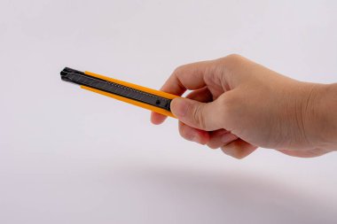 Beyaz Arkaplanda El Tutma Sarı Kesicisi