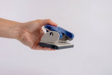 Beyaz arka planda el ele tutuşan ofis yumruğu