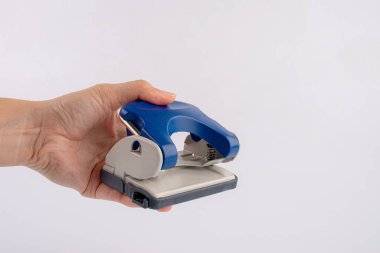 Beyaz arka planda el ele tutuşan ofis yumruğu