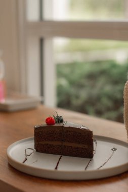 Kafedeki ahududu soslu çikolatalı pasta..