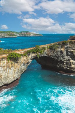 Endonezya 'nın Bali adasının güneydoğusundaki Nusa Penida Adası' nda bulunan güzel bir plaj manzarası..