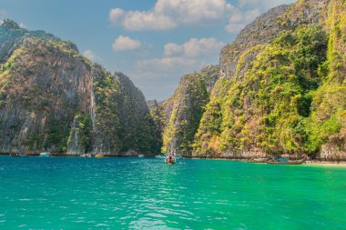 Krabi Tayland. 23 Mart 2021 Phi Adası 'ndaki Maya Körfezi' nde mavi su. 