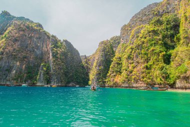 Krabi Tayland. 23 Mart 2021 Phi Adası 'ndaki Maya Körfezi' nde mavi su. 