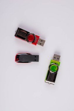 Beyaz arka plan üzerinde üç taşınabilir usb birden parlamak götürmek ya da bellek sopa