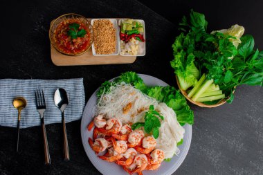 Buharlı karidesi taze sebzeyle kapatın..