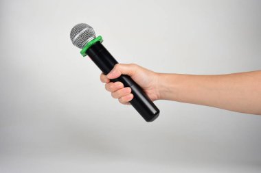 Beyaz arkaplanda el ve mikrofon izole 