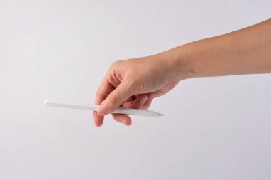 Beyaz arka plan üzerinde izole kalem ile el