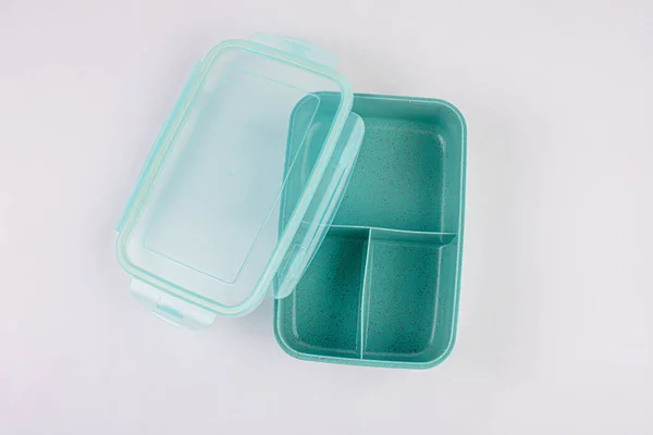 Boş plastik beslenme çantasını beyaz arkaplanda aç.