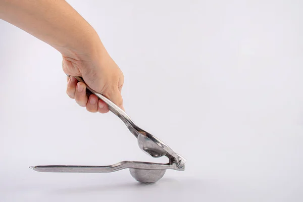 手握工具 用于在白色背景上隔离的压榨果汁 — 图库照片
