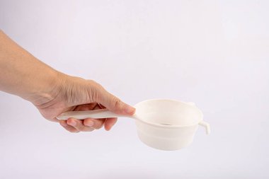 El ve plastik elek beyaz arkaplanda izole edilmiş..