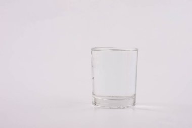 Boş bardak beyaz arkaplanda izole edildi.