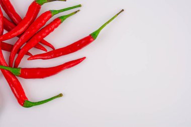 Beyaz arka planda izole edilmiş taze kırmızı biber..