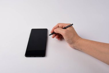 Beyaz arkaplana izole edilmiş yazılar için el ve akıllı telefon ve siyah stil. 