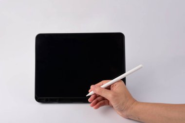 Beyaz ekranlı akıllı telefon ve beyaz arkaplanda izole edilmiş yazmak için siyah stil. 