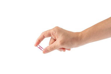 Beyaz arkaplanda izole edilmiş el ve renkli ataçlar