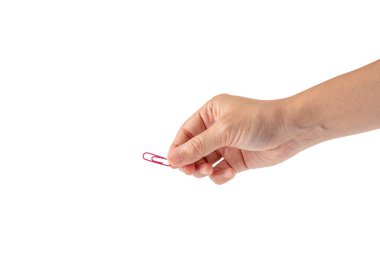 Beyaz arkaplanda izole edilmiş el ve renkli ataçlar