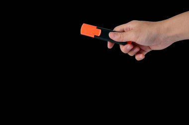 Siyah arkaplanda el ele tutuşan turuncu işaret.