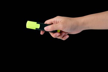 Siyah arkaplanda sarı işaret var..