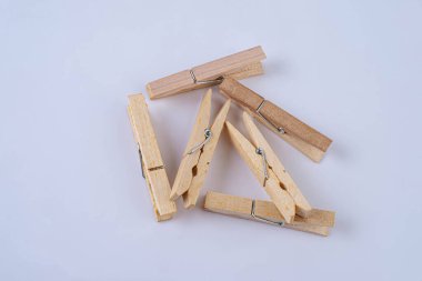 Beyaz arkaplanda tahta klipler