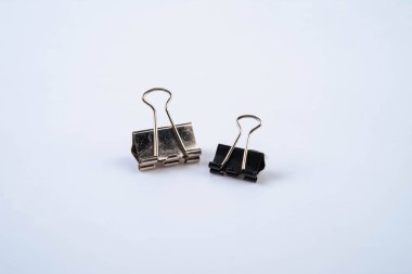 Beyaz arka planda siyah ataç. 