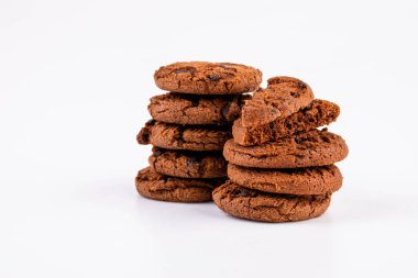 Beyaz arka planda izole edilmiş çikolatalı kurabiyeler. Tatlı bisküviler.
