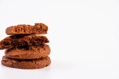 Beyaz arka planda izole edilmiş çikolatalı kurabiyeler. Tatlı bisküviler.