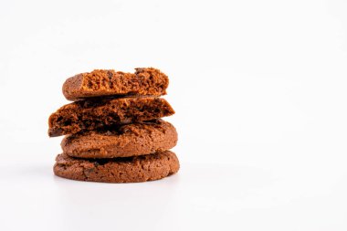 Beyaz arka planda izole edilmiş çikolatalı kurabiyeler. Tatlı bisküviler.