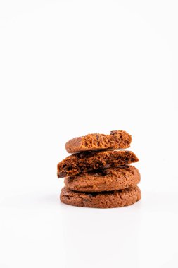 Beyaz arka planda izole edilmiş çikolatalı kurabiyeler. Tatlı bisküviler.