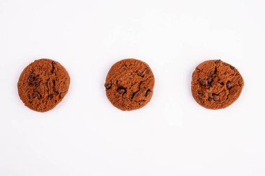 Beyaz arka planda izole edilmiş çikolatalı kurabiyeler. Tatlı bisküviler.