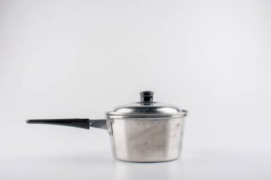 Siyah plastik saplı kap beyaz arkaplanda izole