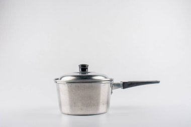 Siyah plastik saplı kap beyaz arkaplanda izole