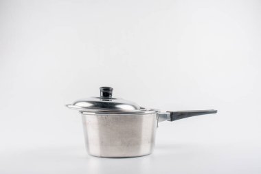 Siyah plastik saplı kap beyaz arkaplanda izole