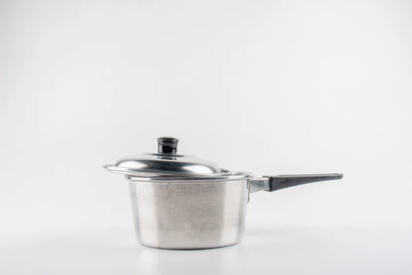 Siyah plastik saplı kap beyaz arkaplanda izole