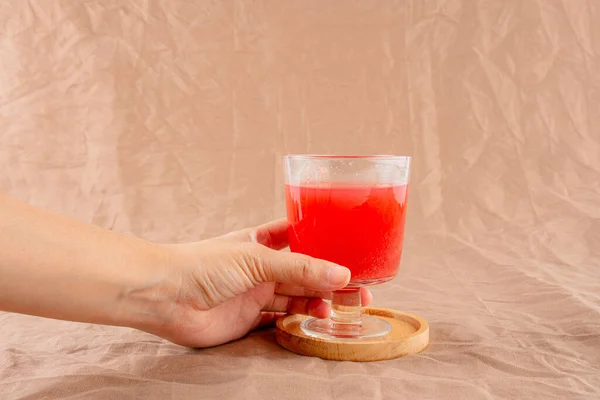Roze Sappen Gemaakt Van Carissa Carandas Fruit Plastic Flessen Houten — Stockfoto
