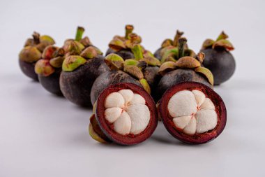 Beyaz arka planda izole edilmiş mangosteen meyvesi