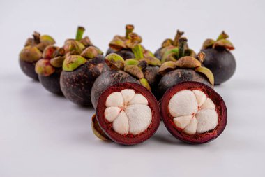 Beyaz arka planda izole edilmiş mangosteen meyvesi